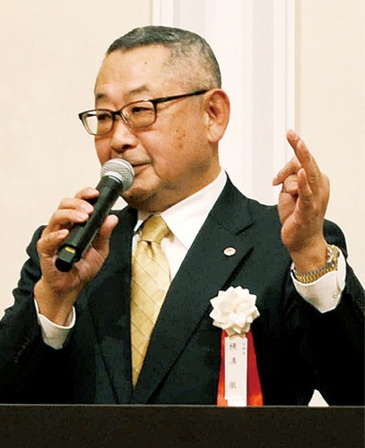 あいさつする横溝支部長