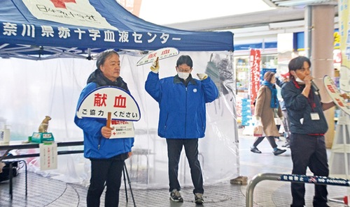 献血の呼びかけを行う会員ら