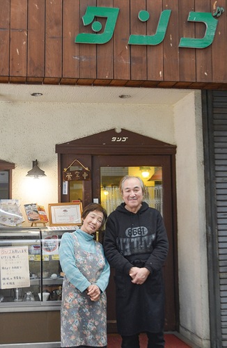店を守り続けてきた英昭さんと直子さん