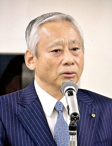 あいさつする遠藤会長