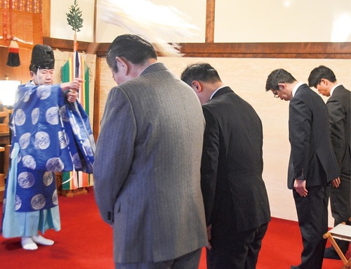 交通安全を祈願する参加者たち