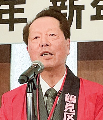 あいさつする小高会長