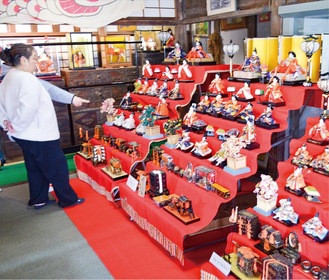 華やかなひな飾り25基が展示された
