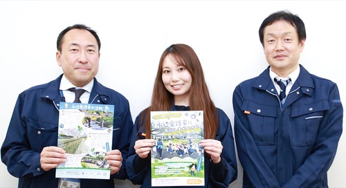 作成したチラシを手にする下水道河川局の職員