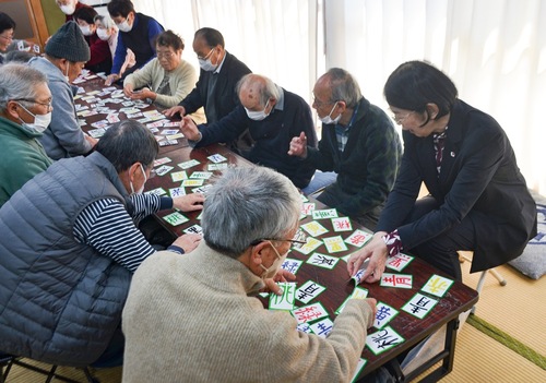 参加者と脳トレカードを体験する村木会長（右）
