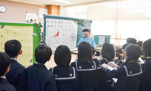 下級生らの前で発表する６年生児童