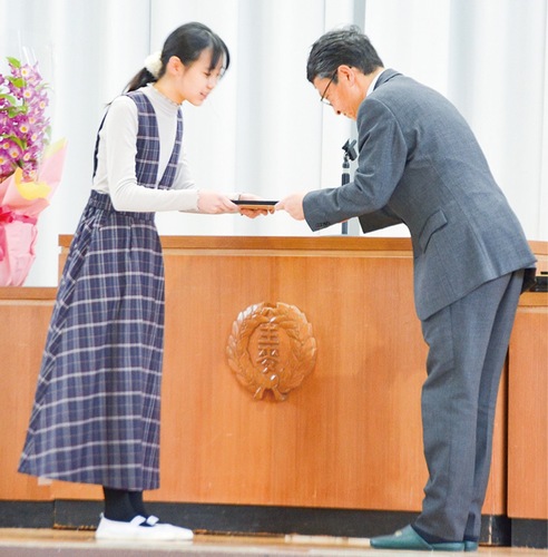 渋谷区長から感謝状を受け取る児童
