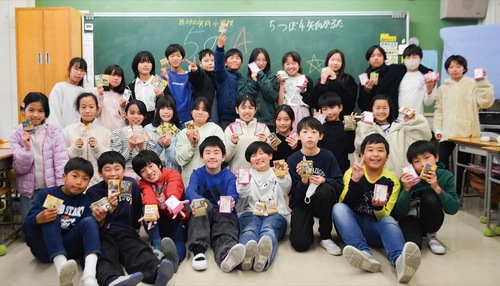 カルタを制作した児童たち