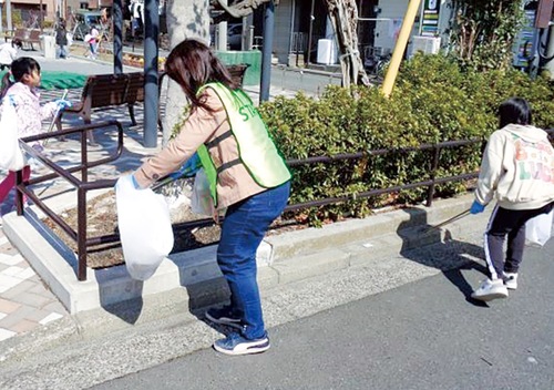 ごみ拾いに励む参加者たち