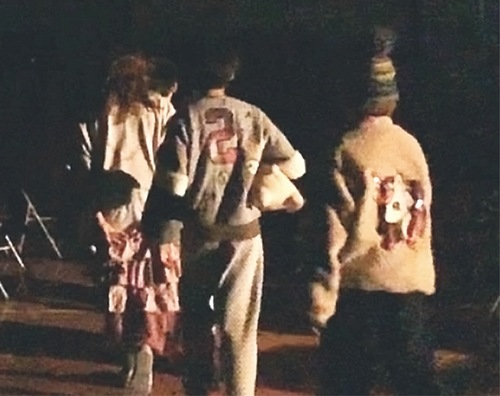 ショーを行う児童たち＝提供