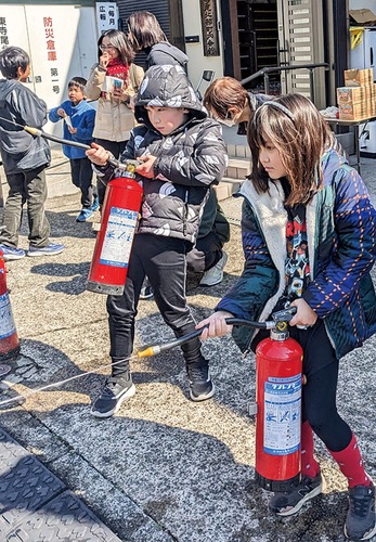 水消火器を体験する子どもたち＝提供