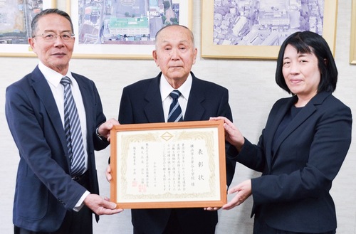 表彰状を受け取った関係者たち