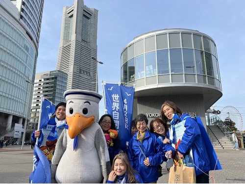 2024年の啓発デーで活動した協会のメンバーと「スウィンギー」