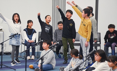 ミュージカルを披露する児童たち