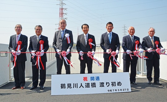 渡り初め式でテープカットする関係者たち