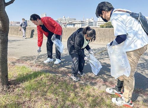 ごみ拾いに精を出す参加者たち