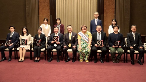 菓子コンクールの受賞者ら