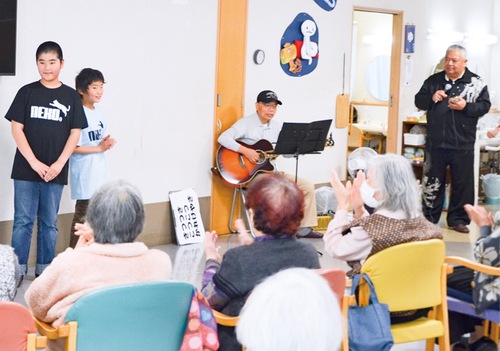 ｢ワンタンブラザーズ」の２人に大きな拍手が