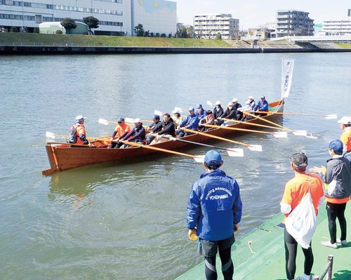 鶴見川に漕ぎ出すチャーチボート