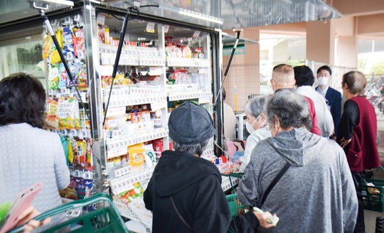 移動販売に列を作る住民たち