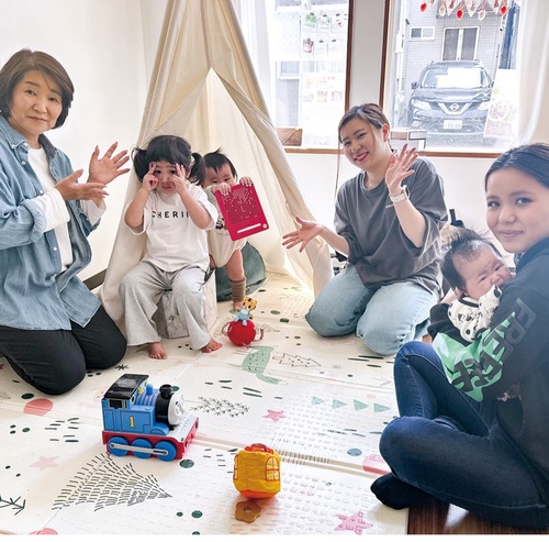 施設長の関田さん＝写真左＝と楽しむ利用者ら