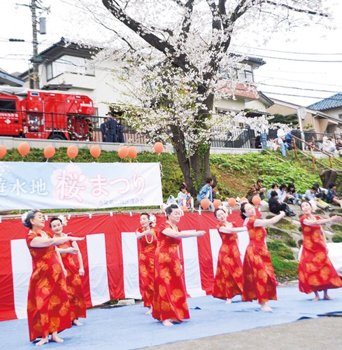 桜のもとで演技する出演者たち