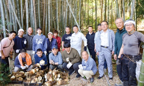 豊作を喜ぶクラブ会員ら