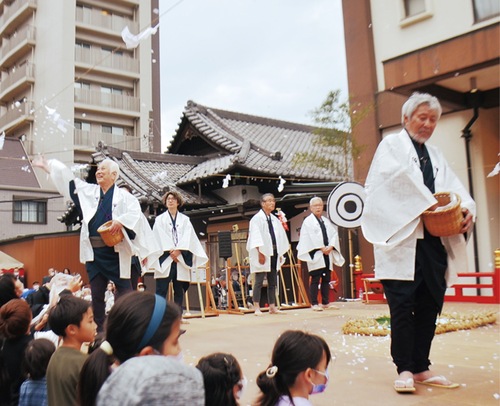 稲作の所作を演じる演者ら（写真は過去）