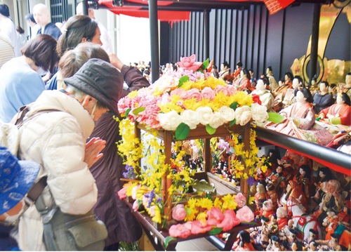 釈迦立像に甘茶をかける参加者たち