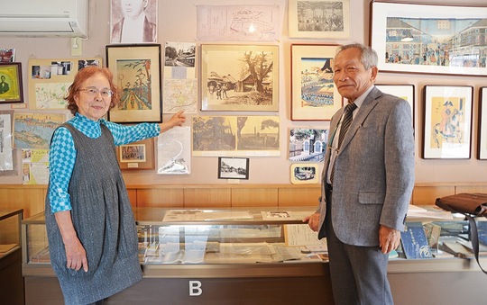 館内を紹介する酒井会長（右）と齋藤さん