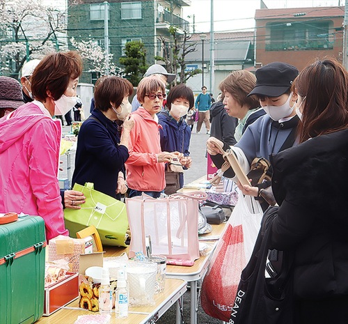 バザーも盛況だった＝提供