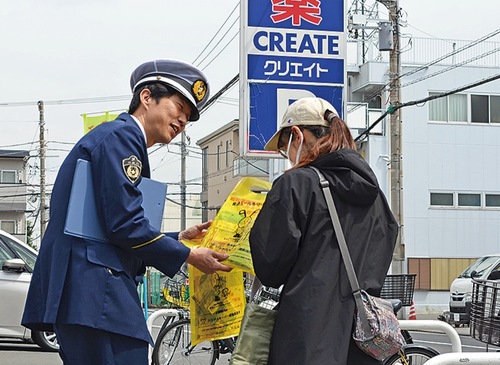 啓発物を配布する署員