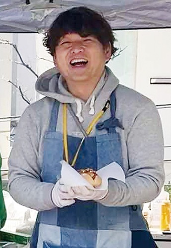 イベントでホットドックを作る池田さん