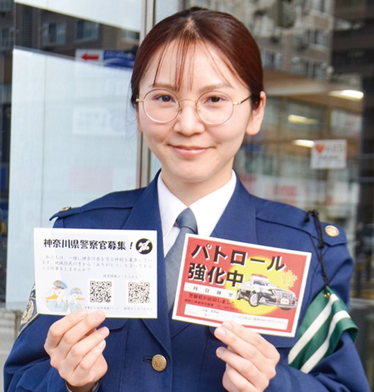 新たなカードを持つ鈴木巡査部長