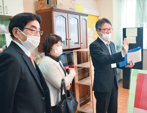 一時保護所の役割など説明を聞く篠原夫妻