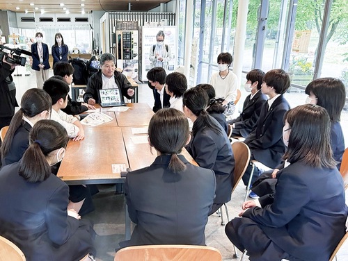 役割などレクチャーを受ける生徒たち