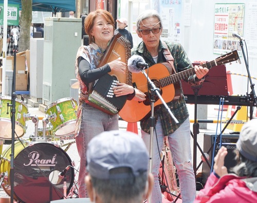 ライブでにぎわう特設ステージ
