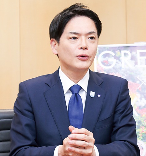 インタビューに答える山中竹春市長