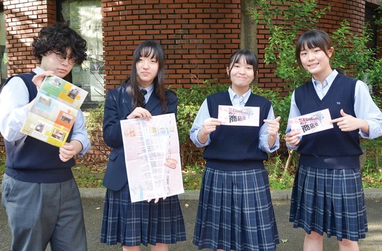 制作した（左から）橘さん、江口さん、須藤さん、陳さん