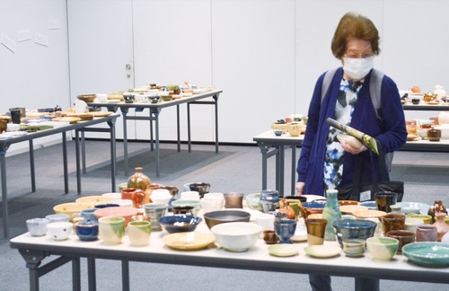 多様な約５００作品が並んだ