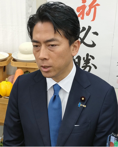 取材に応じる小泉氏