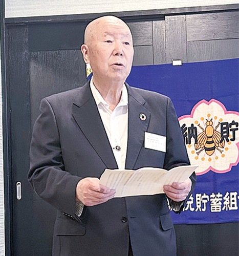 あいさつする新田会長