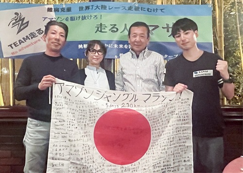 吉澤さん（右）を全員で激励した