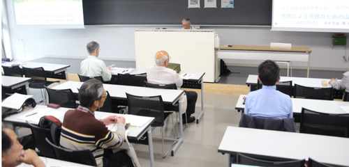 神大横浜キャンパスで中村さんの報告を聞く参加者