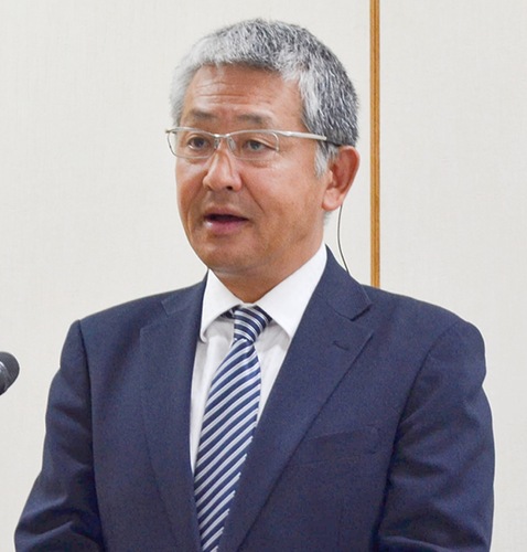 あいさつする隅田会長