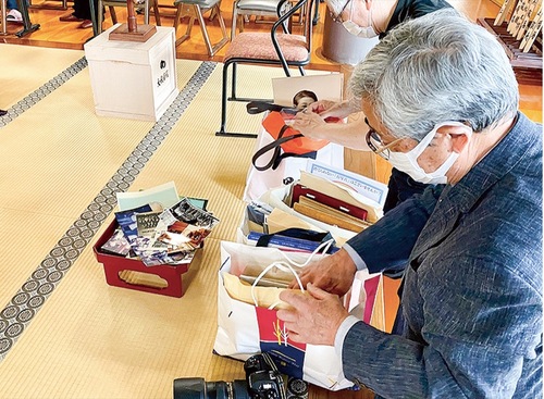 以前の写真供養の様子＝提供