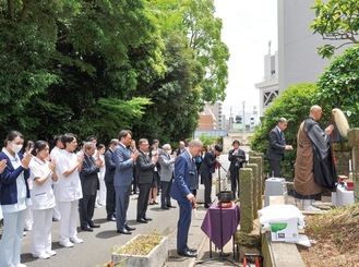 供養する関係者と学生たち