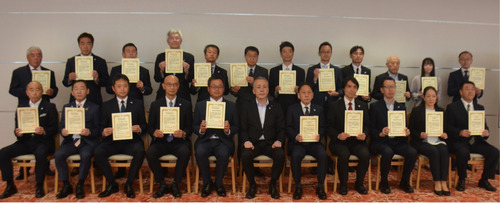 感謝状を受け取る関係者ら