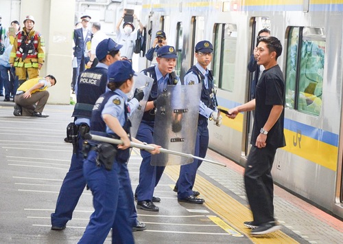 犯人役を取り押さえる警察官たち