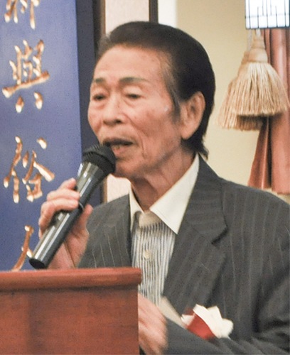 あいさつする赤川顧問